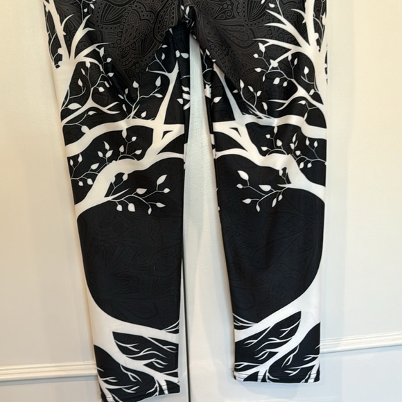Gearbunch Dark Tree of Life Capri Athleisure Leggings Size Medium - Picture 8 of 12